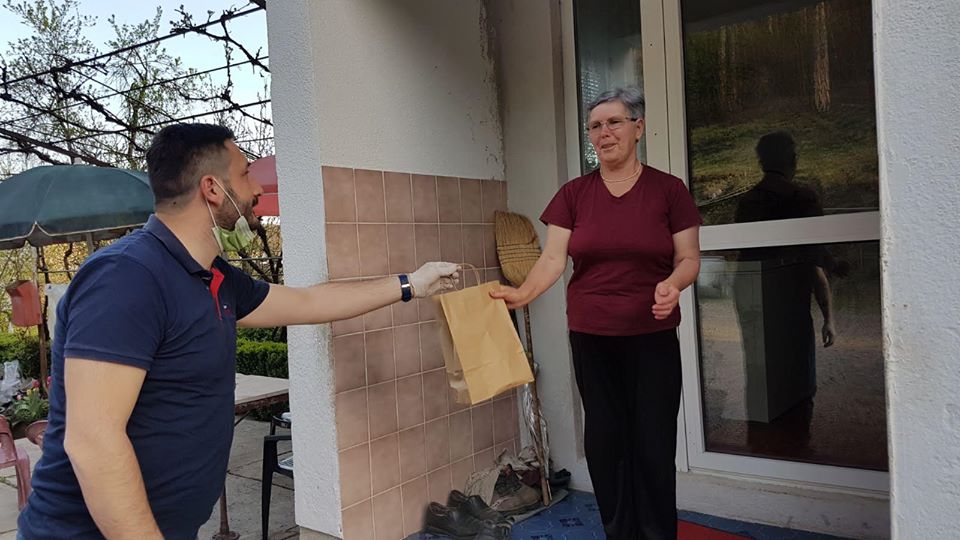 Васкршњи пакети пензионерима Градске организације ДНС Бањалука